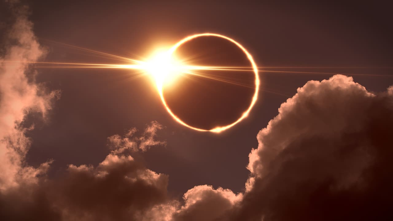 De acuerdo con la NASA, el 
<b>eclipse solar total</b> comenzará sobre el Océano Pacífico Sur, tocando tierra continental primero sobre la costa cerca de Mazatlán, México alrededor de las 11:07 a.m. PDT.