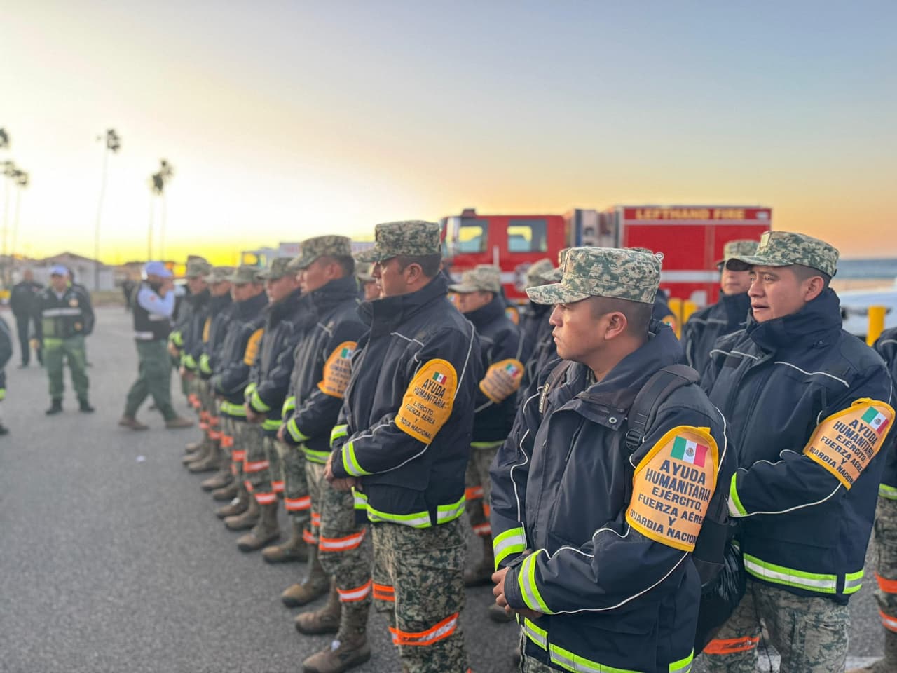 <b>Llegada a California</b>
<br>Un contingente de 72 
<a href="https://www.univision.com/local/los-angeles-kmex/bomberos-mexicanos-refuerzan-lucha-contra-incendios-en-california">bomberos y especialistas mexicanos</a> arribó este sábado al sur de California para colaborar.