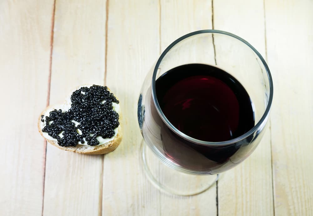 Un 
<b>CAPRICORNIO</b> se jacta de ser muy sibarita, de gustos finos, así que una buena copa de vino acompañada de bocadillos de caviar, y lo complacerás al 100%.