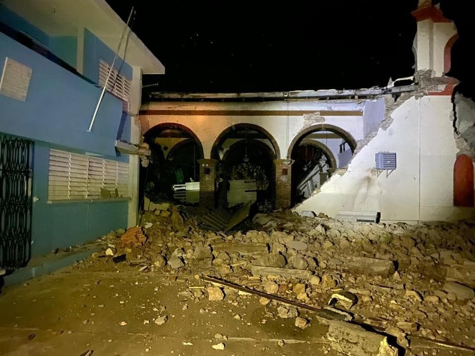La Iglesia Católica del municipio de Guayanilla colapsó.