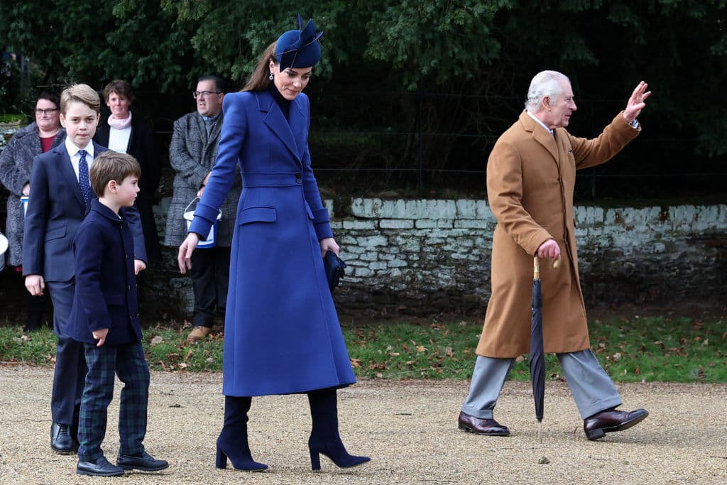 Kate, princesa de Gales, junto a sus hijos y el Rey Carlos III de Gran Bretaña después de asistir a la ceremonia de la familia real en el tradicional servicio del día de Navidad en la iglesia de Santa María Magdalena en Sandringham, en el este de Inglaterra, el 25 de diciembre de 2023.