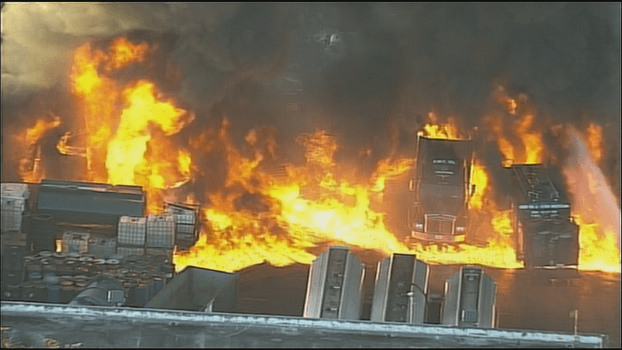 Uno de los camiones destruidos por las llamas estaba cargado con aceite usado al momento del incendio.