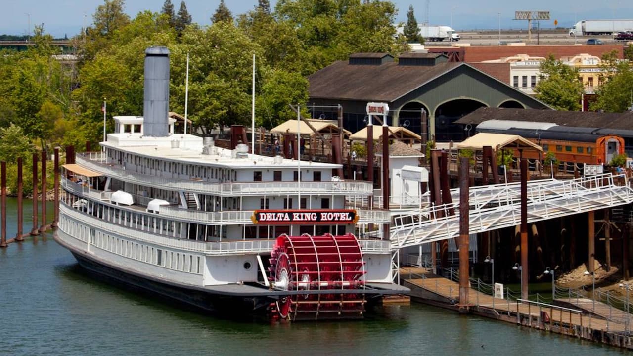 <b>New Year’s Eve Dinner on the Delta King</b>
<br>Celebre el Año Nuevo en el galardonado restaurante Pilothouse con una deliciosa cena de cuatro platos y un concierto privado con la Pacific Standard Jazz Orchestra.
<br>
<a href="https://www.deltaking.com/upcomingevents" target="_blank">Delta King Riverboat</a> 
<br>31 de diciembre, 5:00 pm