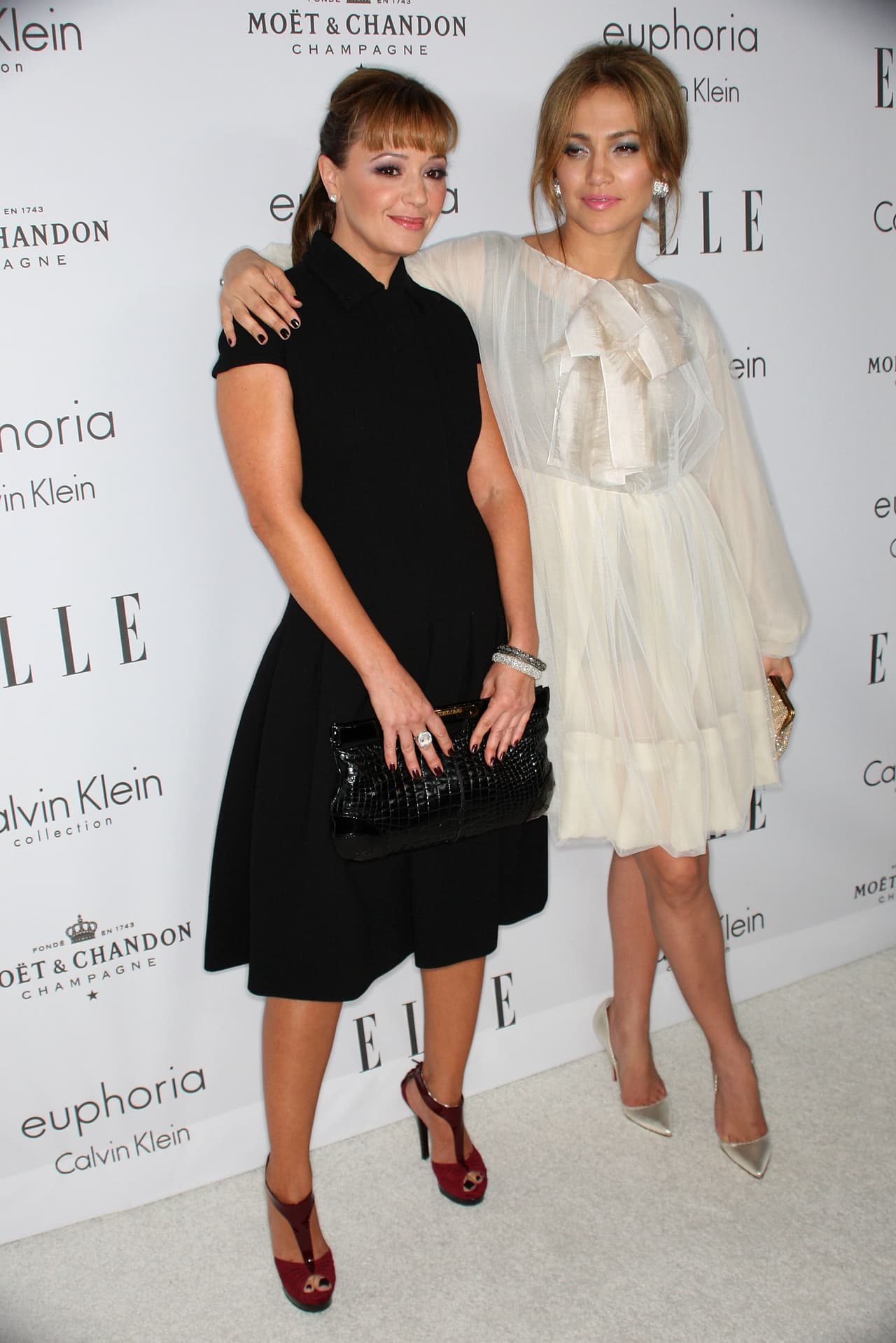 <b>Jennifer López y Leah Remini </b>trabajaron juntas en la película 'Limiteless' en 2019. Sin embargo, su amistad inició hace 16 años, cuando el entonces esposo de JLo, Marc Anthony, las presentó en el estreno de la película 'Man on fire'. "Fue uno de esos momentos de química instantánea en los que piensas: 'Me encanta esta persona, me encanta estar cerca de ella, esta persona me hace reír'", comentó 
<a href="https://www.etonline.com/jennifer-lopez-and-leah-reminis-story-of-how-they-met-proves-they-were-meant-to-be-bffs-exclusive" target="_blank">López a Entertainment Tonight</a>.
<br>