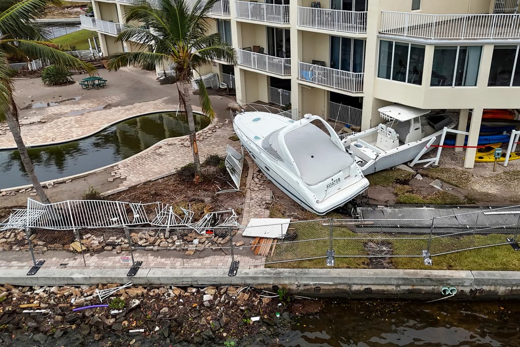 En 
<b>St. Petersburg</b>, el viento y el oleaje 'anclaron' una lancha en el patio de un complejo residencial.