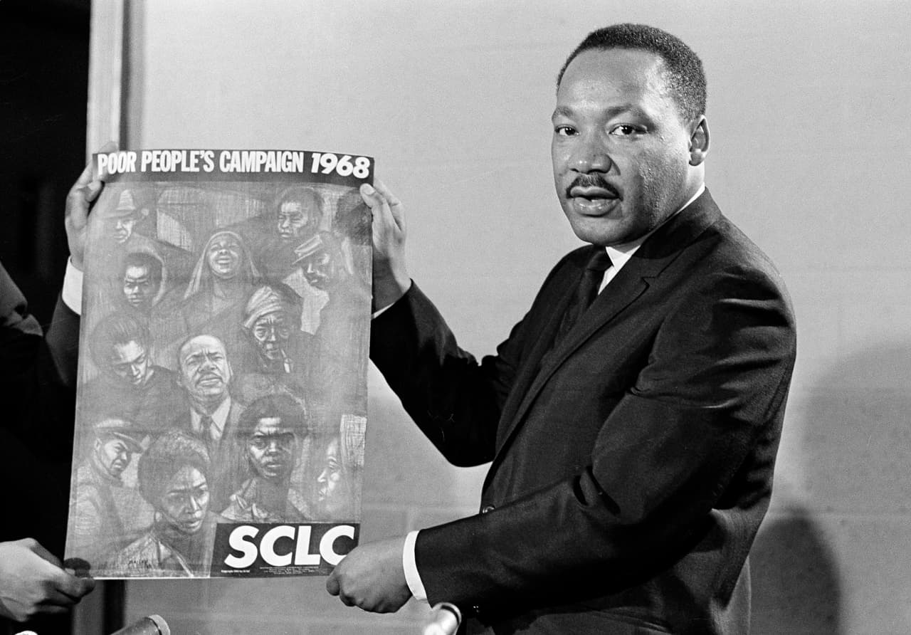 <b>La nueva lucha por todos los pobres (1967)</b> 
<br>
<br>Como una segunda fase del movimiento de los derechos civiles King organizó la ‘campaña de los pobres’, que pretendía analizar y combatir la pobreza desde su origen, más allá de la comunidad afroamericana. El pastor había sido investigado por el FBI desde 1955 por ser sospechoso de ser influenciado por el comunismo, lo que nunca se demostró.