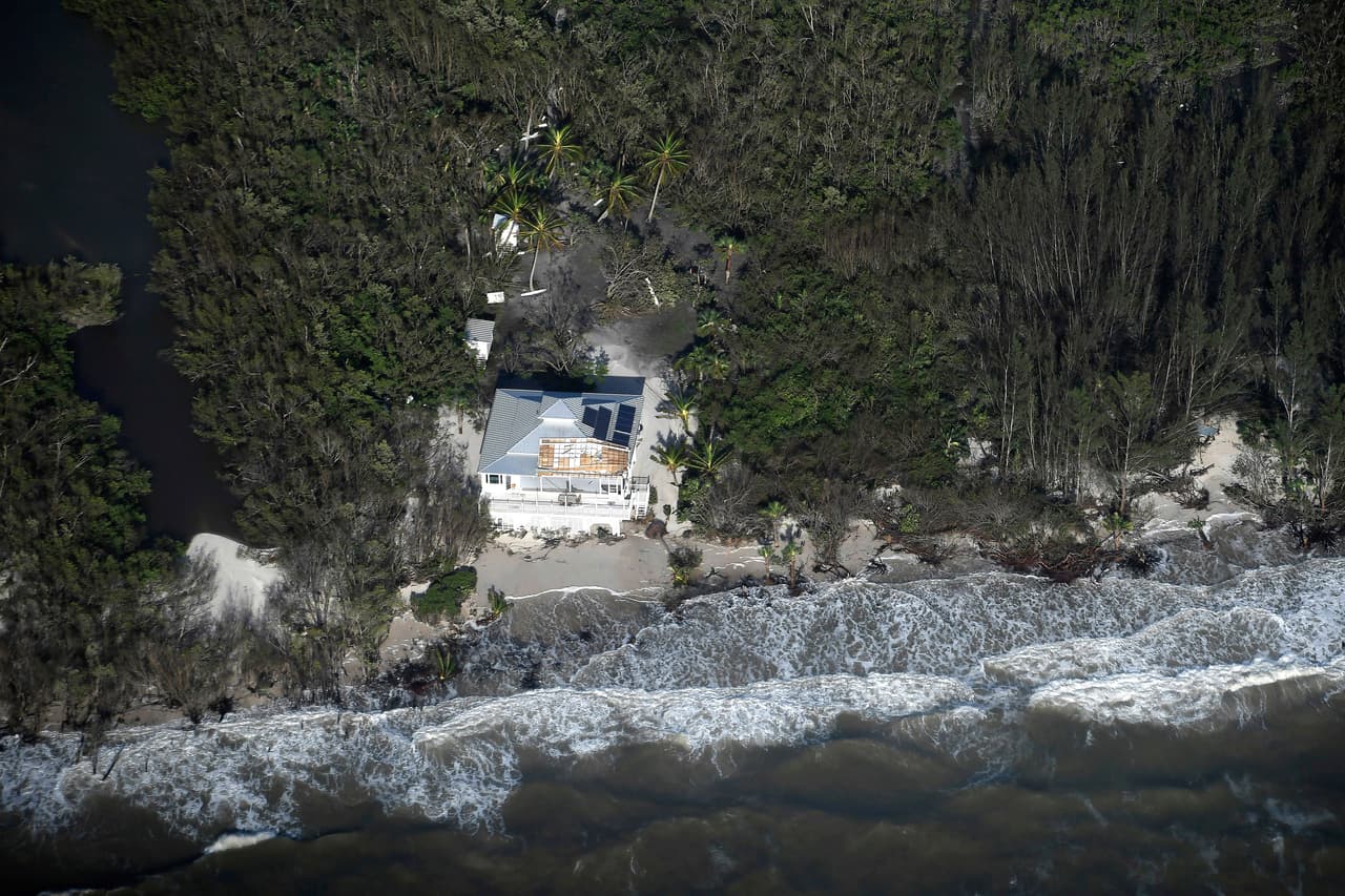 Una casa con el techo destruido tras el paso del huracán Irma. Según FEMA el 65% de las viviendas tienen daños graves.