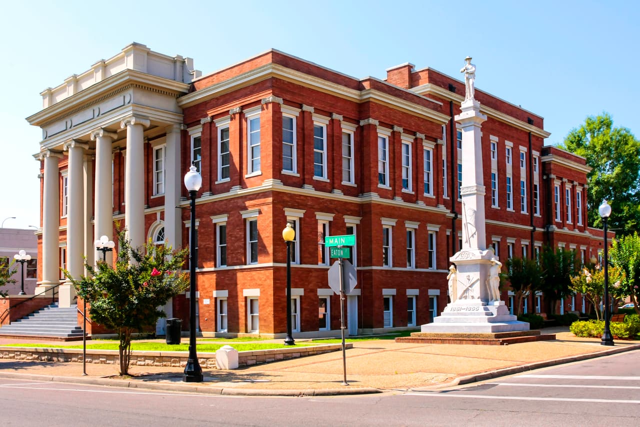<h3 class="cms-H3-H3">20. Hattiesburg, Mississippi</h3>
<br>
<br>💵 
<b>Tasa de pobreza concentrada:</b> 23.9%
<br>
<br>💵 
<b>Tasa de pobreza en general: </b>21.8%
<br>
<br>💵 
<b>Barrios en extrema pobreza:</b> 6 de 45.
<br>
<br>💵
<b> Ingreso promedio por hogar: </b>$40,700 en barrios pobres, $72,057 en el resto.
<br>