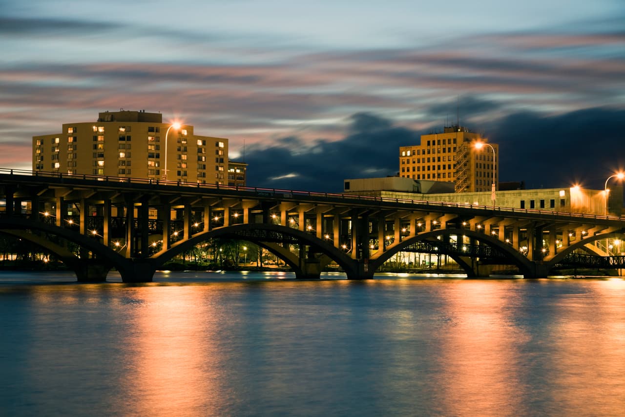 <h3 class="cms-H3-H3">17. Rockford, Illinois</h3>
<br>
<br>La segunda área metropolitana más peligrosa de 
<a href="https://www.univision.com/temas/illinois">Illinois</a> 
<b>notificó 2,566 delitos violentos en 2020, o 771 por cada 100,000 personas,</b> lo que representó un aumento del 21.5%, respecto a un año antes. Gran parte de este contexto ha sido propiciado por el 80% de incremento en homicidios (36) y del 30% en casos de agresión agravada durante el mismo año. 
<br>
<br>