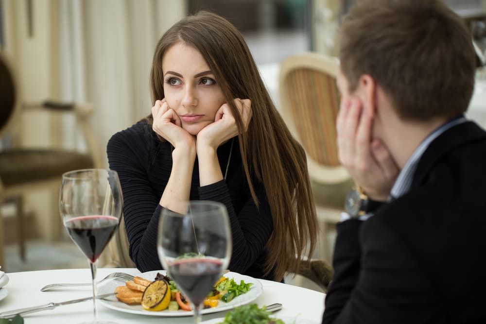 Cada vez más se irá alejando emocionalmente de la pareja, distanciándose a medida que se envuelve en otras causas, que pueden ser políticas o religiosas y de hecho le concede mucho más tiempo a los extraños que los miembros más cercanos de la familia. Ese desbalance no siempre es preocupante ni índice de desamor pues los acuarianos tienden a ser así, dar la sensación de amar a todo el mundo, pero a nadie en particular, sin embargo, cuando esa situación se prolonga y repite está enviando una señal de peligro: ¡el desamor acecha!