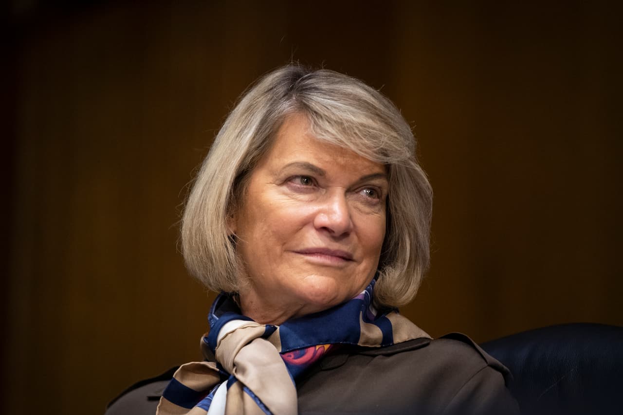 <h3 class="cms-H3-H3">Senadora Cynthia Lummis, de Wyoming</h3>
<br>
<br>🗳️ Su actual periodo termina en 2027.
<br>
<br>🗳️ “Las acusaciones de fraude durante esta elección no tenían precedentes y dejaron a millones de estadounidenses preocupados porque sus votos no cuentan”, escribió Lummis en un comunicado difundido el 7 de enero de 2021. 
<br>