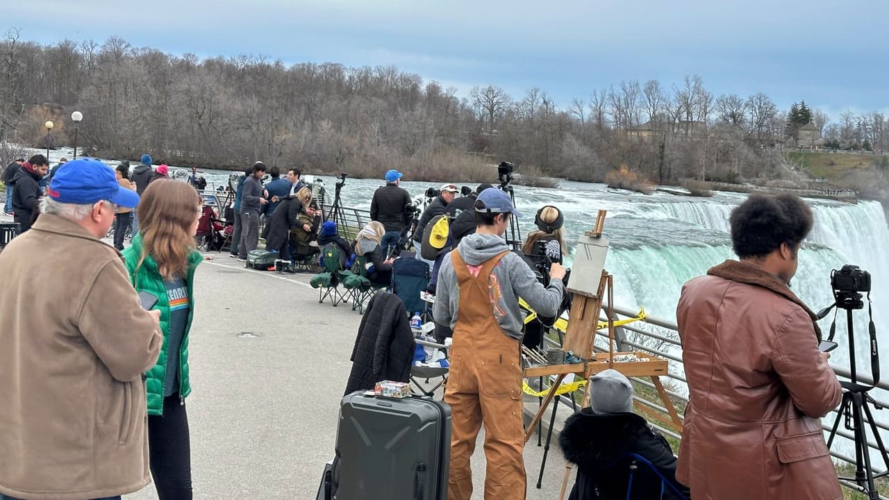 En las catarátas del Niágara, al norte del Estado, miles de personas acudieron para observar el eclipse.