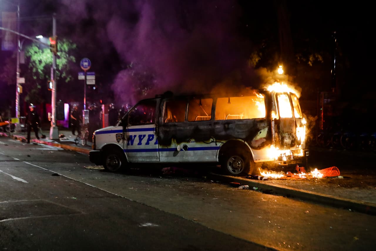 Varios reportes y videos muestran cómo tanto los protestantes como los oficiales de la policía usaron la violencia durante la manifestación.