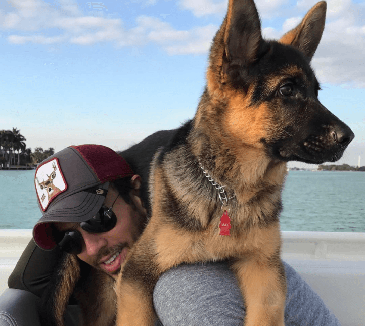 Si esto no es cariño, entonces no sabemos qué lo es. Miren como 
<b><a href="https://www.univision.com/temas/enrique-iglesias">Enrique Iglesias</a></b> disfruta el tiempo con su canino.