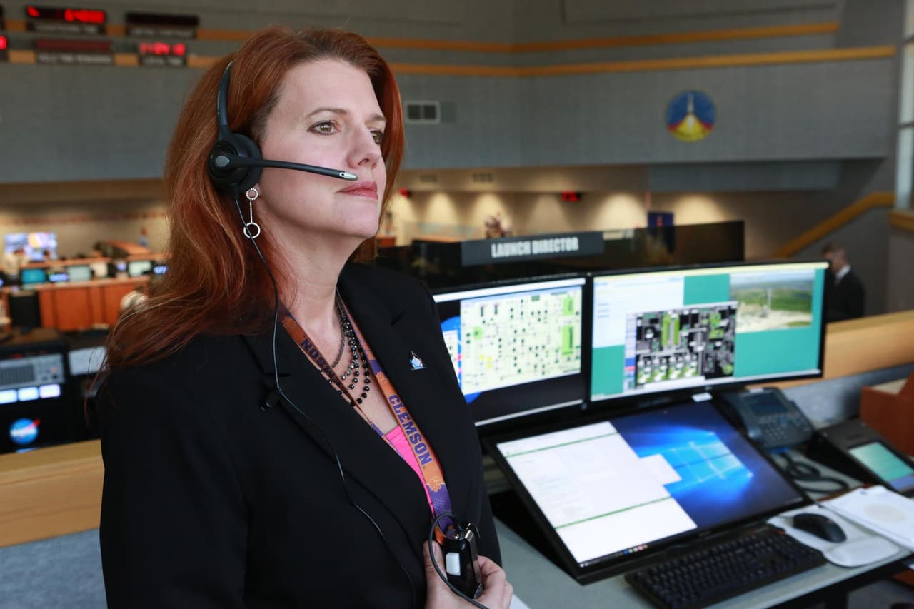 La misión Artemis tiene muchos elementos novedosos, entre ellos el avance que representa para la igualdad en el seno de la agencia espacial estadounidense. Su directora de lanzamiento es, por primera vez en los 64 años de historia de la NASA, una ingeniera: 
<b>Charlie Blackwell-Thompson.</b> Ella es la encargada de pronunciar el "go!" que marca el despegue.