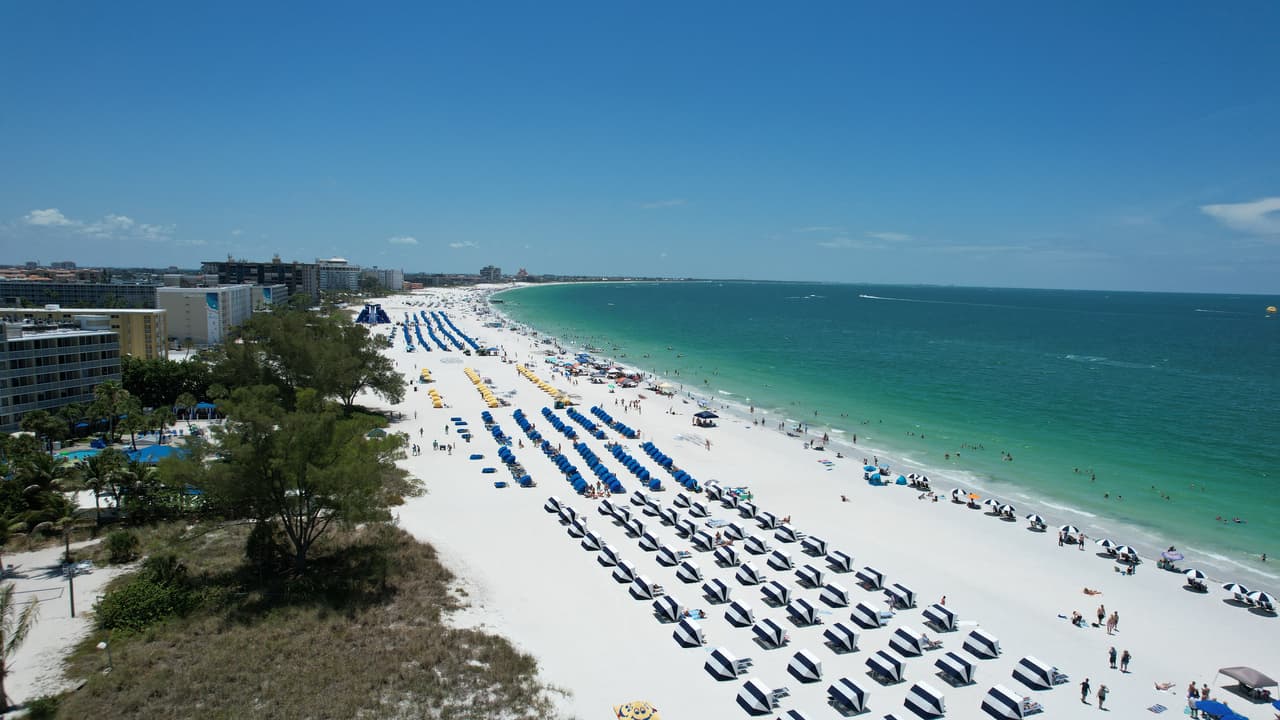 <b>Puesto 22. St. Pete Beach. Ciudad de St. Pete Beach, Florida.</b>
<br>
<br>Esta playa fue la elegida por los viajeros de TripAdvisor como 
<a href="https://www.univision.com/noticias/trending/estas-son-25-mejores-playas-eeuu-segun-sus-visitantes-fotos" target="_blank">la playa número 1 más bonita de EEUU en 2021</a>. "Las playas de St. Pete y Clearwater tienen arenas blancas y suaves y aguas cálidas.