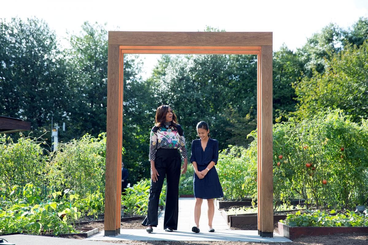 "Este pequeño huerto vivirá como símbolo de la esperanza que tenemos de crecer en una nación más sana para nuestros niños", dijo el miércoles Obama a los invitados que celebraron la dedicación del espacio inaugurado en 2009. 
<br>