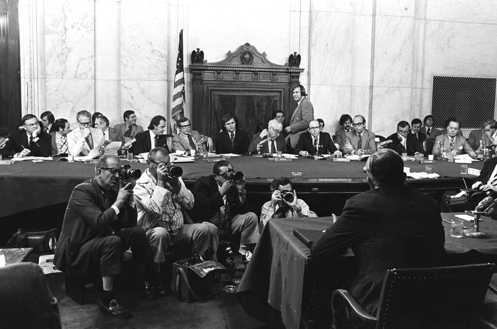 Mientras el Senado 
<b>votó entonces por unanimidad la creación de una comisión</b> de investigación bipartidaria sobre el caso 
<b>Watergate</b>, los legisladores republicanos actuales vetaron una comisión mixta y castigaron a los dos miembros de su partido (
<a href="https://www.univision.com/noticias/politica/partido-republicano-censura-cheney-kinzinger-asalto-capitolio">Liz Cheney y Adam Kinzinger</a>) que se unieron al comité de la Cámara de Representantes.