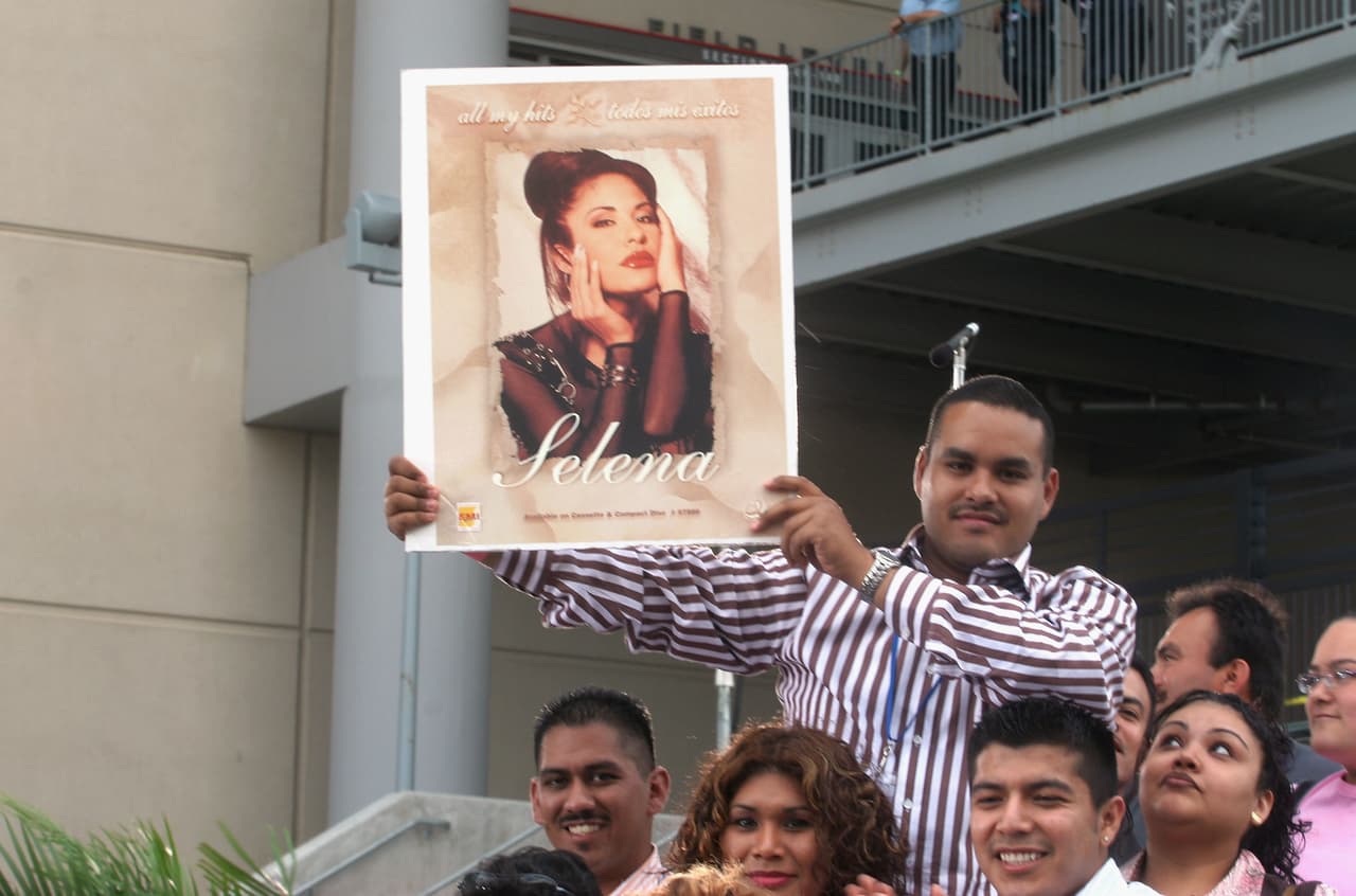 36. Más de dos décadas después de su muerte, Selena continúa alcanzando lugares privilegiados en las principales listas musicales, y sus discos se siguen vendiendo por millones.