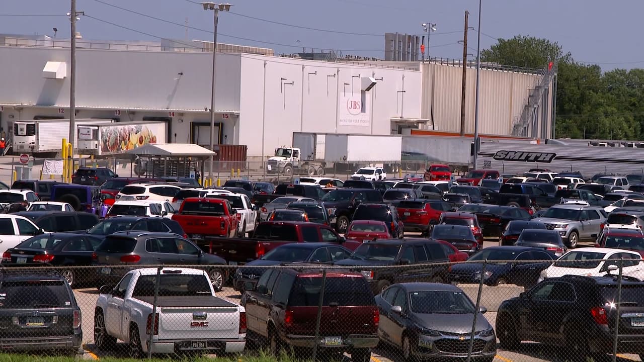 Más de 200 inmigrantes que laboraban en una planta de carne son obligados a dejar el país: tenían visas de trabajo