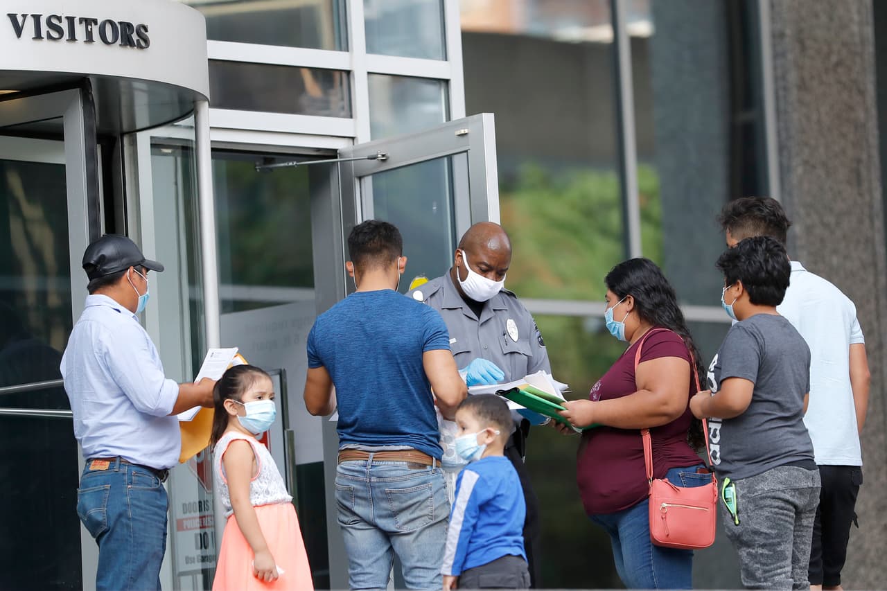 Estudio bipartidista revela que eliminación de atrasos en inmigración aumentaría el PIB 
