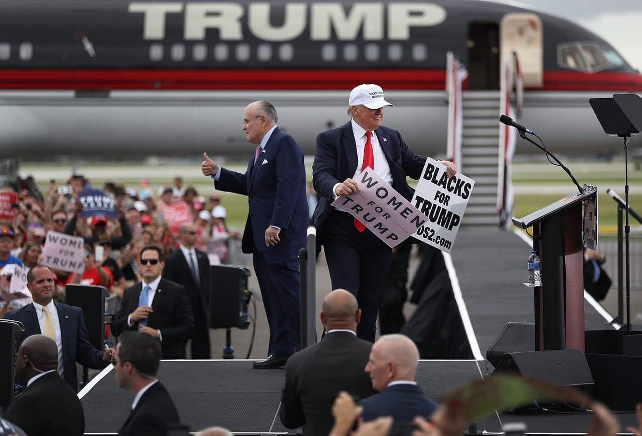 El exalcalde de Nueva York continúa muy activo durante toda la campaña del magnate republicano. Se presenta en los medios como asesor de su amigo y lo acompaña a algunos eventos públicos como este en Lakeland, Florida, el 12 de octubre de 2016.