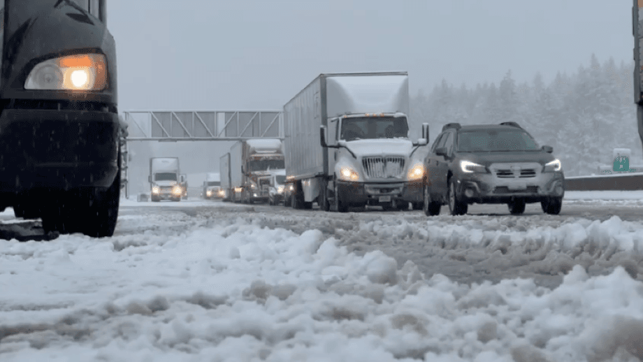 SACRAMENTO, California. – La primera nevada de la temporada dejó carreteras con retrasos y caminos resbalosos en la Interestatal 80 y la carretera 50 y para este miércoles la alerta por nieve y lluvia continúa, por lo que te damos algunas recomendaciones para conducir seguro.