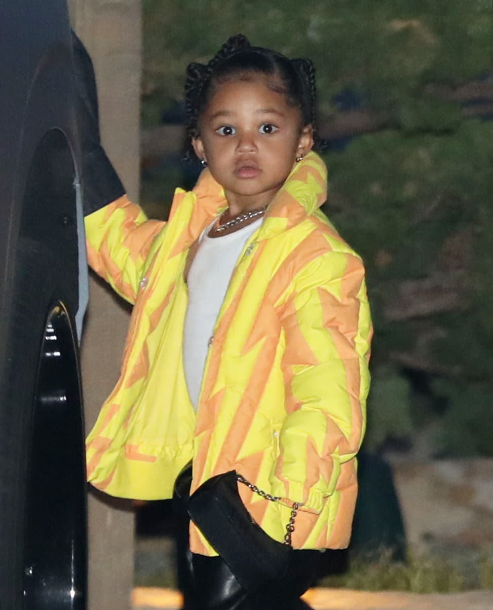 <b>#4 La hija de Kylie Jenner encanta con sus looks casuales </b>
<br>
<br>Tal como una verdadera Kardashian, Stormi no solo domina los looks formales, también aquellos para el día a día. En especial, a su famosa mamá le gusta vestirla con pantalones, tenis, una playera básica y chamarras gruesas. 
<br>