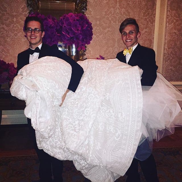 "My Team", posteó Sofía sobre los hombres que estuvieron al pendiente de cada detalle de su boda. ¿Ese será el vestido o solo la cola?