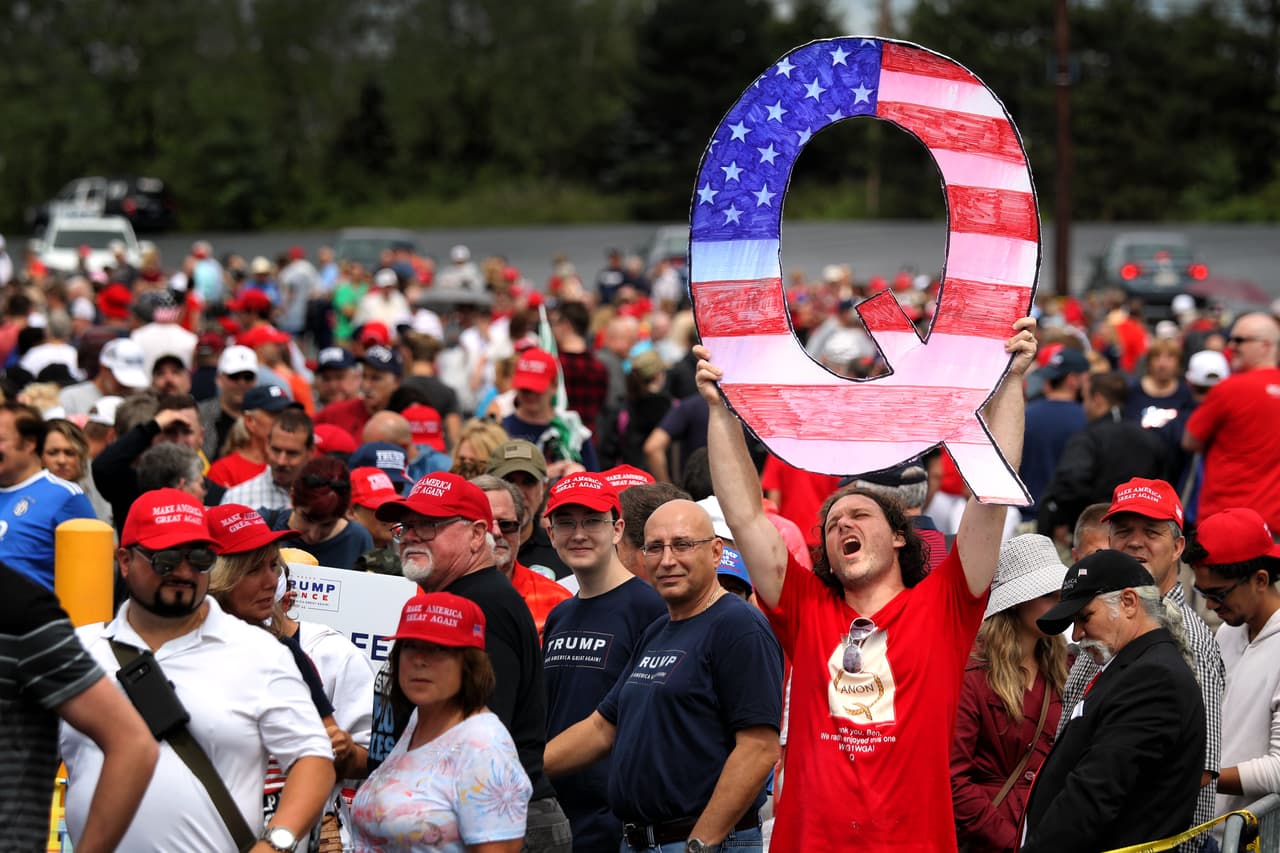 ¿Qué significa esa 'Q' que ahora muestran algunos seguidores de Trump?