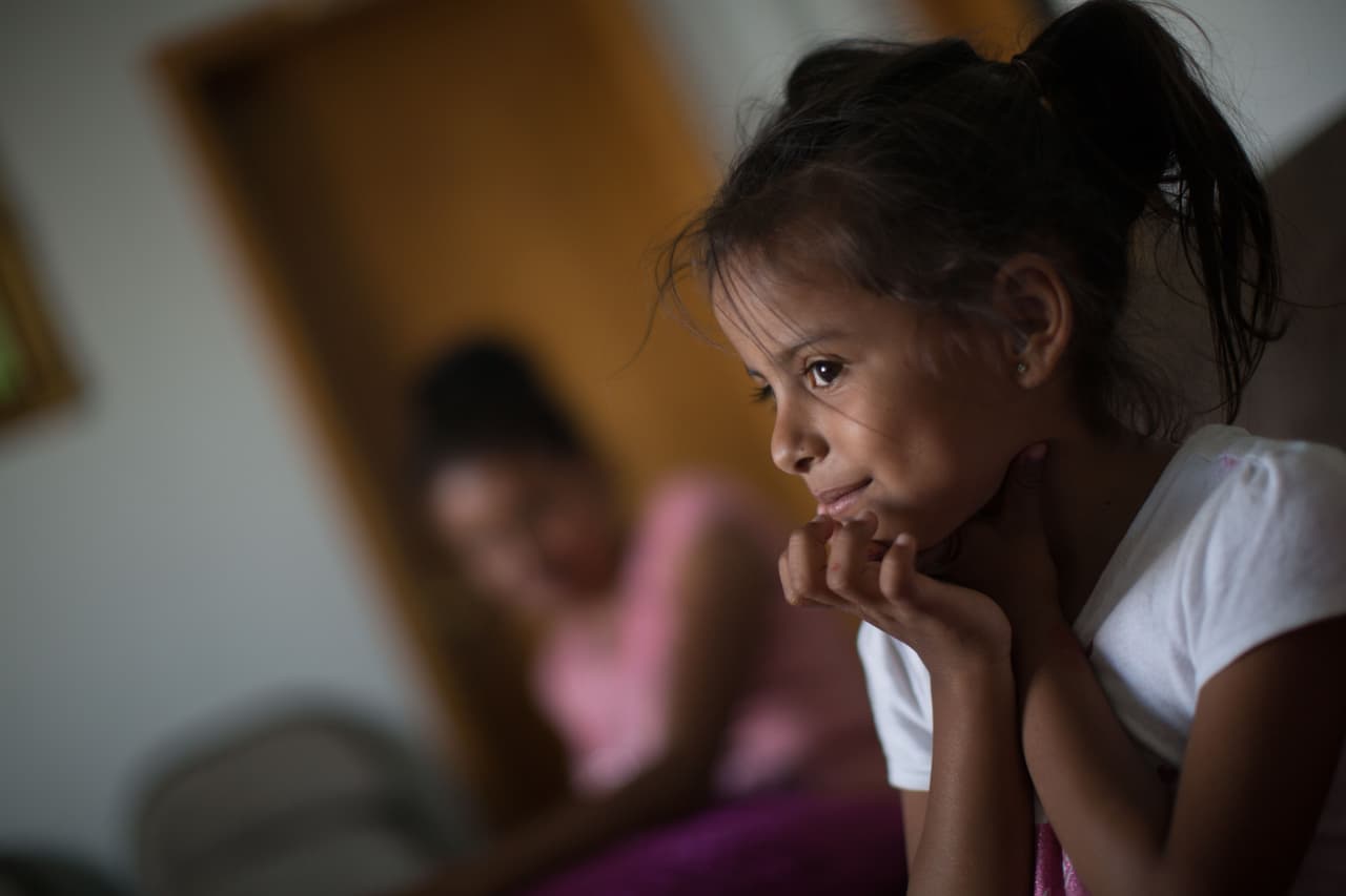 <b>"Tengo mis juguetes allá y extraño a mis abuelos, que me abrazan",</b> dice Valeria Figueroa, una niña hondureña de 6 años que asegura no tener dudas de que quiere regresar a su país. Dice además que extraña su escuela y por eso, cada vez que puede, juega con su amiga Sharon a la escuelita.