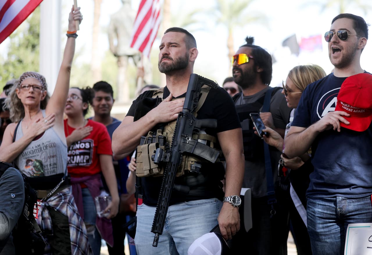 Como miembros de un ejercito cantan temas patriotas a las afueras de la legislatura estatal.
