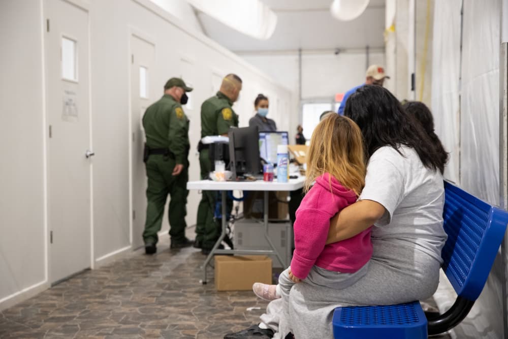 En ese mismo camino pidieron la ayuda de la Agencia para el Manejo de Emergencias (FEMA), quien apoya en la ubicación de espacios de emergencia, como el que se habilitó en el Centro de Convenciones de Dallas y el de Pecos, ambos en Texas.