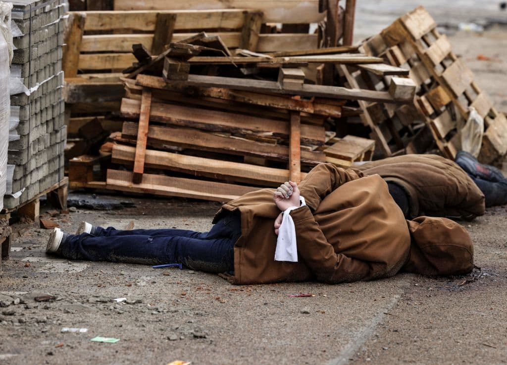 <b>La masacre de Bucha y otras ciudades cercanas a Kiev</b>
<br>
<br>Al menos 20 cadáveres esparcidos en una calle de Bucha, cerca de Kiev, fue la impactante escena que se encontraron las fuerzas ucranianas, periodistas y los propios vecinos del lugar que salieron de sus casas tras la retirada de las fuerzas rusas de esta ciudad, en su repliegue hacia el este. Escenas similares se repitieron luego en otras partes de la ciudad o en pueblos cercanos. “Encontramos fosas comunes. Encontramos personas con las manos y las piernas atadas… y con disparos, agujeros de bala, en la nuca. Claramente eran civiles y fueron ejecutados", denunció entonces el portavoz del presidente Zelensky. Los horrores de Bucha y pueblos aledaños levantaron acusaciones de crímenes de guerra contra Rusia, que los niega, alegando, una vez más, que son imágenes "falsas". Varias fosas comunes con cuerpos fueron hallados en la zona. 
<br>
<br>
<b>Lee más sobre este tema: </b>
<a href="https://www.univision.com/noticias/mundo/ucrania-acusa-rusia-crimenes-de-guerra-masacre-bucha">"Crímenes de guerra", "genocidio": Ucrania acusa a Rusia de masacrar a civiles indefensos en Bucha</a>