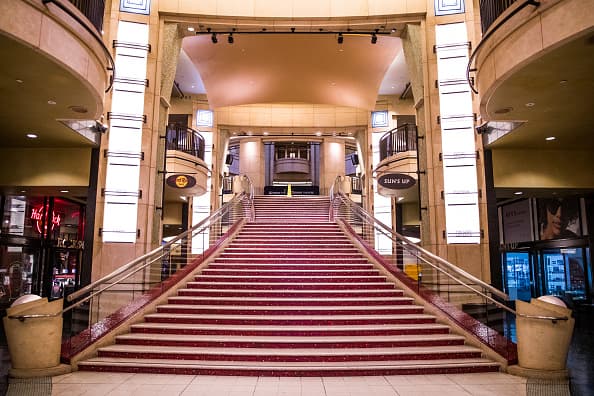 Las escaleras del complejo Hollywood & Highland complex han sido recorridas por las más famosas estrellas de Hollywood y millones de turistas las visitan para tomarse históricas fotos en ellas, hoy no hay nadie en ellas y parece un verdadero escenario de una película apocalíptica.
