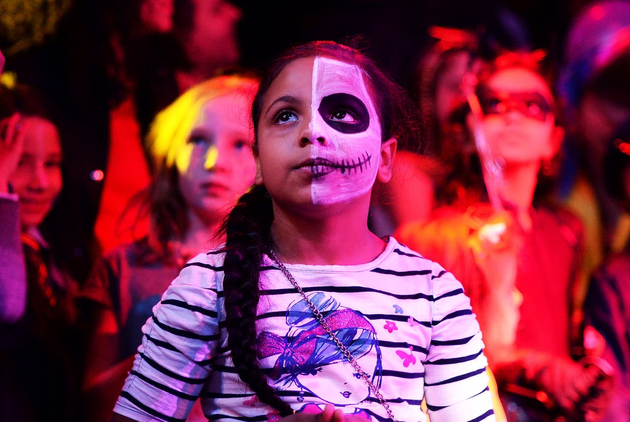 <a href="https://www.washingtonpost.com/business/2019/10/28/heres-why-halloween-is-deadliest-day-year-child-pedestrians/" target="_blank">The Washington Times</a>, también dice que 
<b>los niños tienen tres veces más probabilidades de sufrir lesiones mortales a causa de un automóvil en Halloween, </b>y el riesgo aumenta a 10 veces para los niños de 4 a 8 años.
<br>