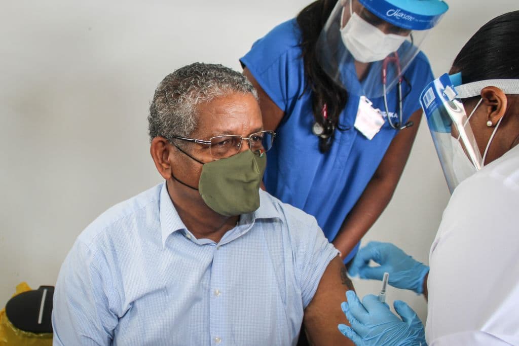 <b>Wavel Ramkalawan</b>, presidente de 
<b>Seychelles</b>, África, recibió la dosis de la vacuna en un hospital de la ciudad de Victoria el 10 de enero de 2021, lo que lo convirtió en uno de los primeros líderes en ser vacunado.
