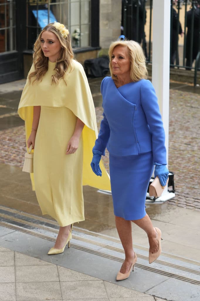 La primera dama de los Estados Unidos, Jill Biden, y su nieta Finnegan Biden, asistieron a la coronación.