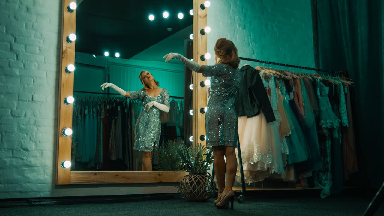 <b>Puesto 5: auxiliares de vestuario en las industrias del teatro, la televisión, la moda o el cine.</b> Trabajan, organizando, cuidando y alterando el vestuario de los artistas. Según las proyecciones de BLS, alrededor de 1,600 personas dejarán este trabajo cada año hasta 2028, de forma voluntaria o no, esto significa 23% menos de estos empleados cada año.