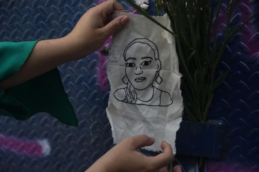 A 1,000 millas de distancia, 
<b>en la Ciudad de México</b>, colectivos de feministas también se manifestaron frente a la representación de Quintana Roo —la oficina del estado en la Ciudad de México—, para exigir a las autoridades que se castigue a los responsables.