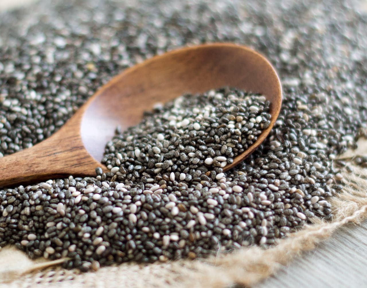 Las semillas de linaza, así como las de chía, son una rica fuente de omega 3. Por cada 100 gramos de semillas de linaza hay 22 gramos de omega 3, aproximadamente, y por cada 100 gramos de semillas de chía hay 4 de omega 3.