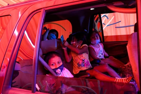 Para saber dónde está el centro de vacunación más cercano a tu vivienda, entra en este 
<b><a href="http://publichealth.lacounty.gov/acd/ncorona2019/vaccine/hcwsignup/Spanish.htm" target="_blank">enlace</a></b>
<a href="http://publichealth.lacounty.gov/acd/ncorona2019/vaccine/hcwsignup/Spanish.htm" target="_blank">.</a>