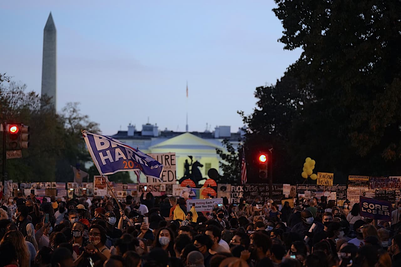 <b>El movimiento racial se une a la celebración por la victoria de Joe Biden. </b>El 7 de noviembre, los medios comenzaron a proyectar al demócrata como ganador de la contienda electoral de 2020 y el espacio que durante meses fue el centro del conflicto racial se convirtió en una zona de celebración. En la plaza 
<i>Black Lives Matter </i>se encontraron activistas por los derechos de las mujeres, hispanos, afroestadounidenses y otras minorías con miles de votantes felices.