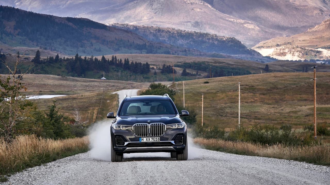 El motor opcional es un
<b> V8 de doble turbo </b>con 4.4 litros de desplazamiento que produce 
<b>465 caballos de fuerza</b> y 479 lbs.-pie de torque. Las camionetas equipadas con ese motor serán conocidas como BMW X7 xDrive50i.