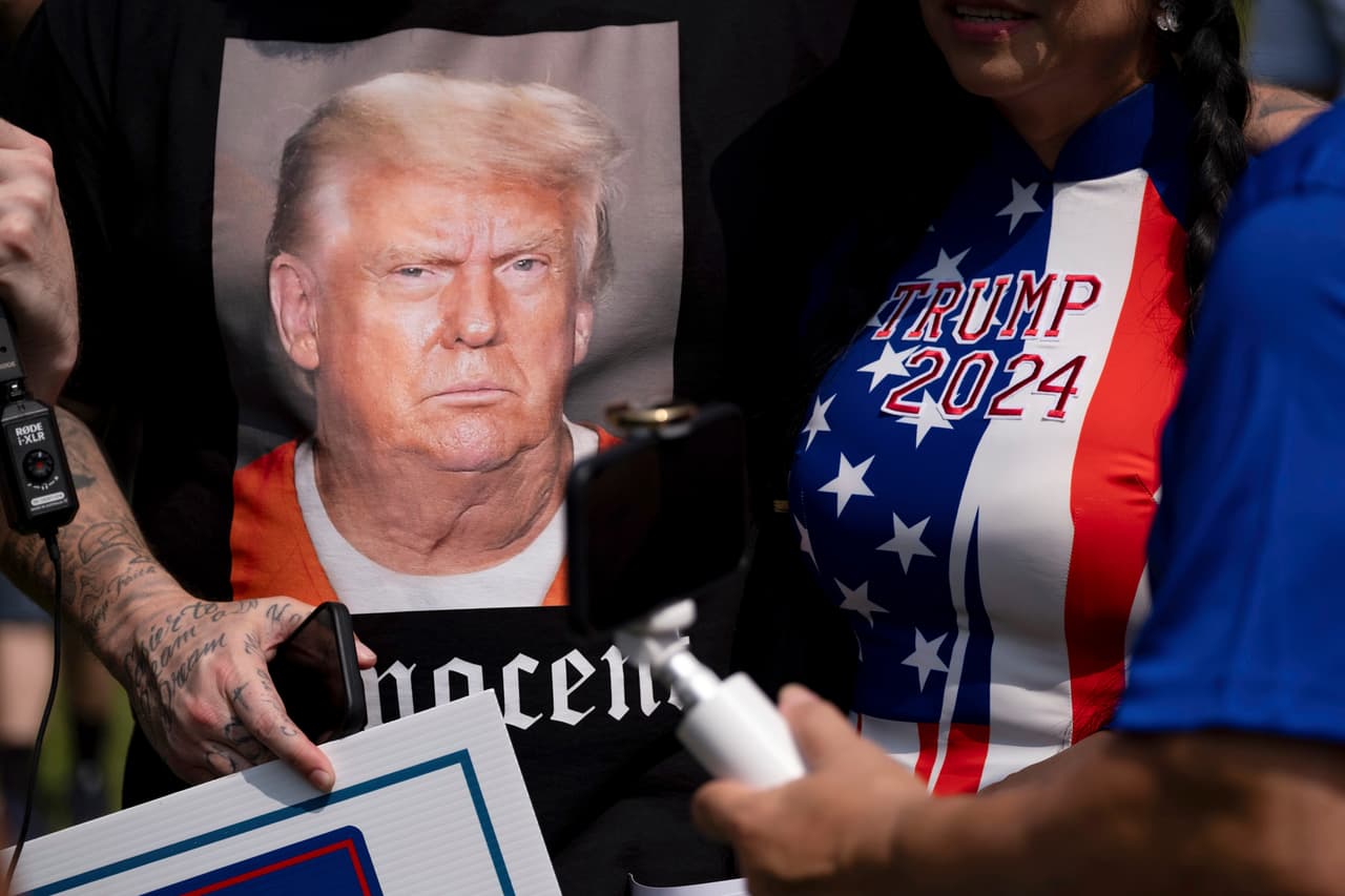 Con o sin sonrisa y cuál será el color de su corbata: cientos de personas apuestan sobre la fotografía policial de Trump