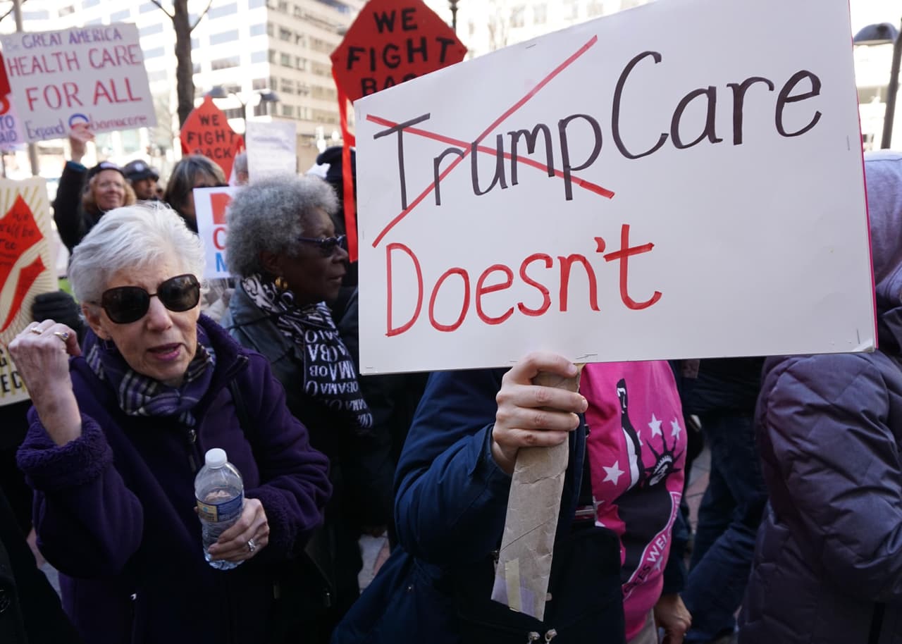 <b>"A Trump no le importa"</b>. La votación de una primera versión de la ley a finales de marzo fue suspendida por los republicanos, pues querían evitar la humillación de la derrota. Finalmente consiguieron los votos necesarios para aprobarla en la Cámara de Representantes. En la imagen, una protesta en las afueras del Trump Hotel en Washington DC.