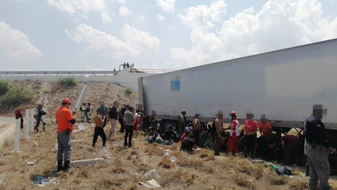 Hallan 137 migrantes hacinados en un tráiler en la "carretera de la muerte" en el norte de México
