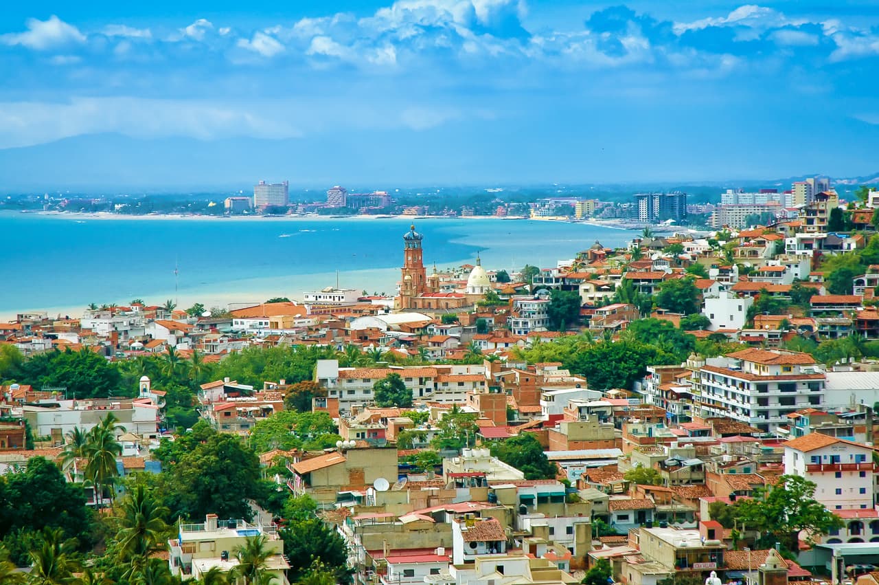 <b>Puerto Vallarta, Jalisco</b>
<br>
<br>Este ha sido un refugio de estadounidenses por más de 60 años. Alguna vez fue un pequeño pueblo en la costa del Pacífico, pero ahora es un importante centro turístico internacional. 
<br>
<br>Los residentes destacan el paseo por el malecón frente al mar en el centro de la ciudad, y sus tiendas, cafés y restaurantes. Puede pasar el día en cualquiera de los seis campos de golf del área o visitar las montañas de la Sierra Madre para realizar caminatas, ciclismo o canotaje. Otras opciones son el avistamiento de ballenas, los paseos en bote, la pesca, las excursiones con delfines o el windsurf. La ciudad tiene hospitales de primer nivel que ofrecen atención médica de calidad. 
<br>