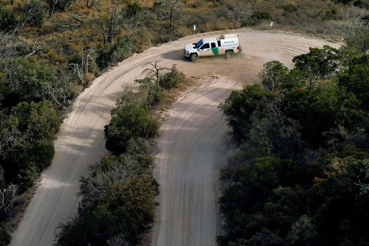 Un vehículo de la Patrulla Fronteriza transporta a dos migrantes detenidos el Monumento Nacional Coronado, un área natural protegida que conmemora la primera expedición española en lo que hoy es Arizona. En esta área se encuentra uno de los 29 proyectos de construcción realizados por 13 contratistas diferentes desde San Diego, California, hasta Brownsville, Texas.
<br>