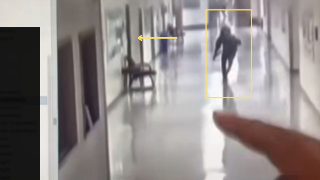 El estudiante logra levantarse y corre hacia un pasillo a la izquierda de la pantalla, mientras 
<b>el joven con la capucha huye en dirección contraria. </b>
